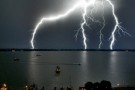 Fulmini: in Italia record di 25 mila in 24 ore. Ecco quali precauzioni adottare